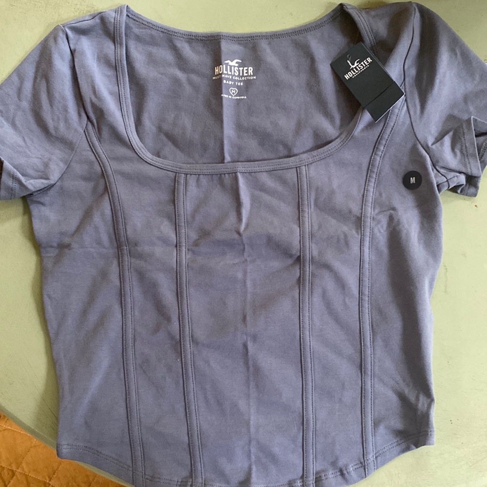 Cute Hollister Must-Have top!